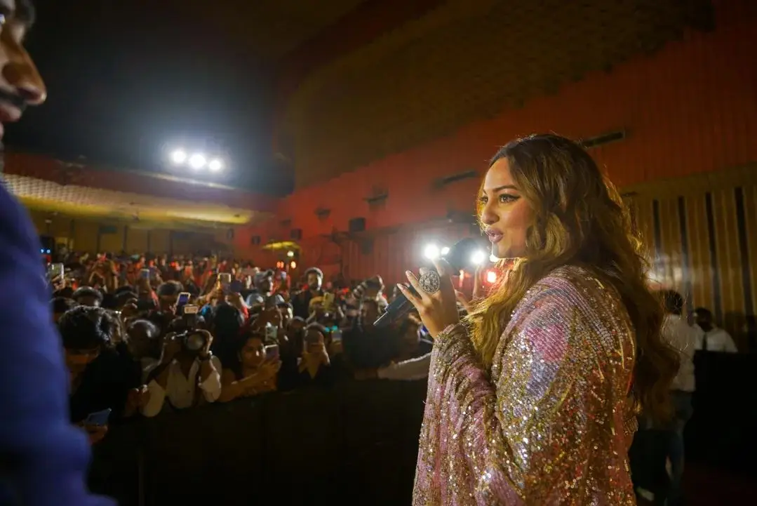 Sonakshi Sinha Wearing Beautiful Earrings Jewellery Pink Saree